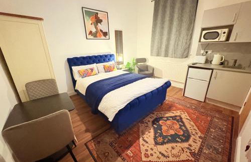 Stylish studio 8,Weekly, Monthly stay deals,Parking,Contractors,NHS,Families, Relocators, nr Sandwell hospital - Foto 1