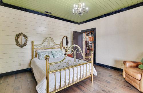 Upscale Getaway on Smith Lake with Boat Dock - Foto 17