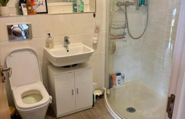 4 bed Townhouse with spectacular views 4 miles from Cardiff 10min drive or train journey to city centre - Photo 24