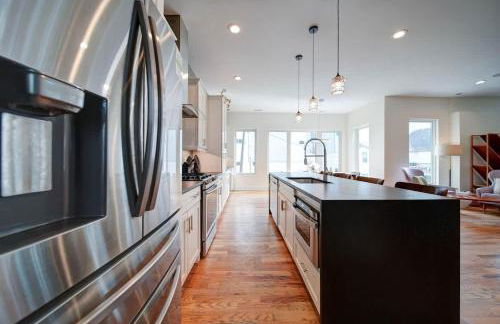 Luxe Townhome Rooftop Hot Tub Parking - Photo 9