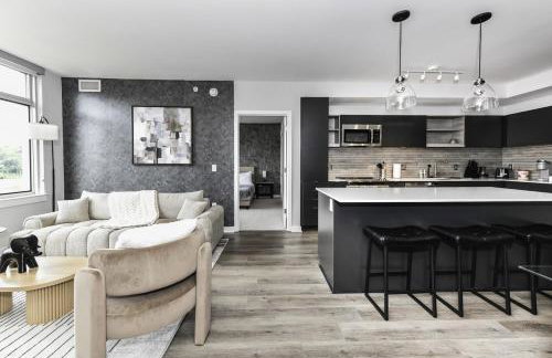 Stylish 2BR Retreat Gym Parkng and Scenic Rooftop - Foto 15