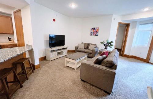 2BR Balcony Suite with Parking at The Grand Castle - Foto 12