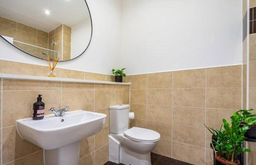 Bright, modern 2 bedroom house with free parking! - Foto 7