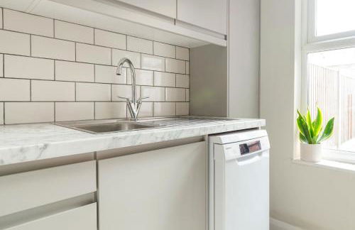 Lovely 2 Bedroom House - Free Parking - Accommodation near QMC Hospital & University of Nottingham - Suitable for Short Stays & Long Stays - Photo 4