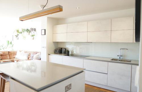 Stunning 4 Bedroom Home with Wild Spa, Gym & Hot Tub - Foto 14