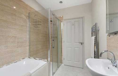 Seven Space - 7 Bedroom Home with Large Garden & Hot Tub - Foto 24