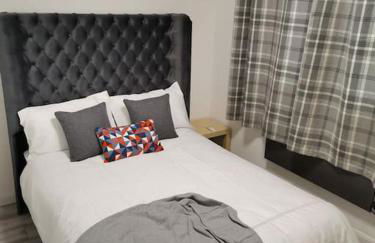 Newly Renovated Cosy 1 bed flat, 4 minutes walk to Town Centre, 3 minutes walk to the train station, Free parking, Modern, fresh and spacious living room, Netflix ready smart TV, Wifi - Photo 10