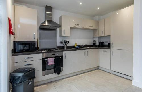 2-Bed Home in Quiet Neighborhood with Parking & Wifi - Foto 4