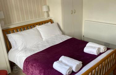 Spacious 2 Bed Village Flat sleeps 4/6 - Photo 12