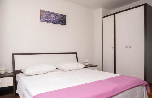 Sunny & Spacious, 2 BR apartment with free parking - Photo 15