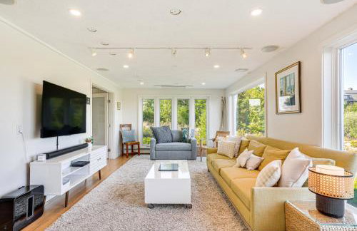 Elegant Gloucester Beach Getaway with Ocean Views! - Foto 10