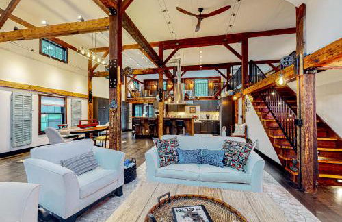 Red Barn & Blueberries - Photo 1