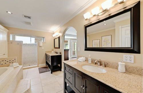 Luxurious Retreat on Lake LBJ Pool, Hot Tub, Dock - Foto 17