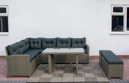 6 BR 3 Bath Spacious Tudor House & Free Parking - Foto 4