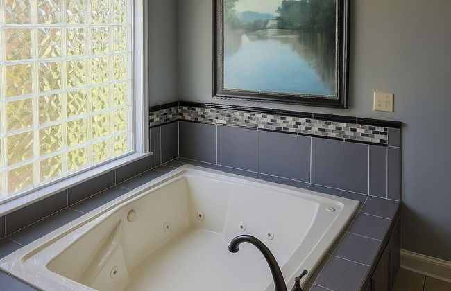 Luxury Lakefront 4br: Jacuzzi, Game Room & Wi-fi - Foto 10