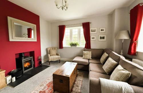 The Old Abbey Farmhouse - Stay at Quarr Abbey Monastery - Pet-Friendly Farmhouse with History & Countryside Views, surrounded by woodland & nature - Photo 16