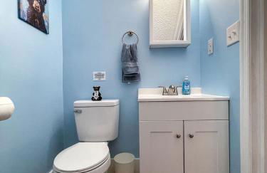 Chalet w Hot Tub Fireplace Grill FirePit & Wifi - Photo 26