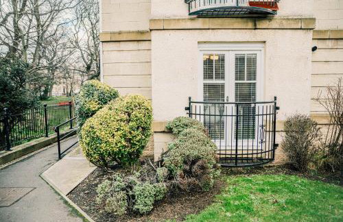 Modern Central 2 Bed Apartment with Parking - Photo 56