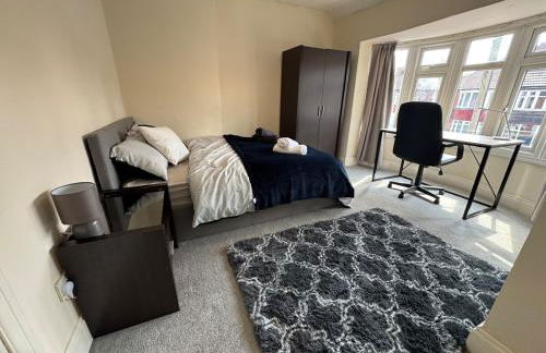 Modern 3-Bed Home with Parking & Garden Wolverhampton - Photo 15