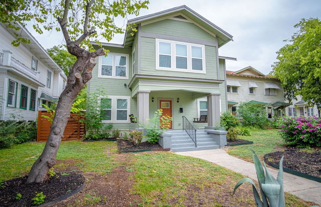 Huge Remodeled 5BR 4BA House Sleeps 20 Downtown - Photo 1