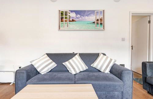 Group Friendly 2 Bed 2 Bath FREE PARKING for 2 Large Vans or up to 4 Cars Zone 2 Sleeps 10 Close to Central London and Zone 2 tube station - Photo 1