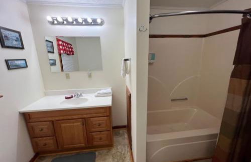 Deluxe Cabin #11 with Hot Tub on Patoka Lake in Southern Indiana - Foto 13