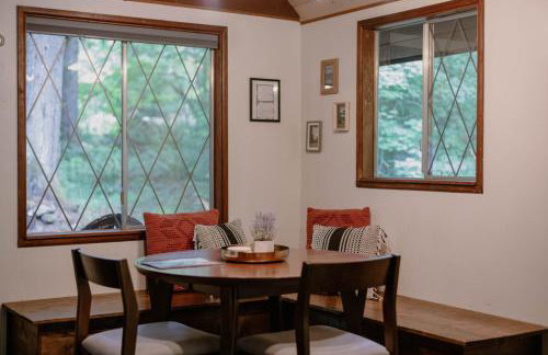 Fog & Fern Hideaway - Cozy Cabin w Private Hot Tub near Mt Rainier - Foto 15
