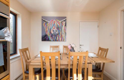 Large 5BR Home - Ideal for Contractors - Parking Available - Photo 23