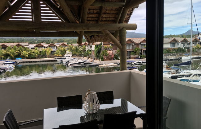 Immaculate Two Beds Luxury Marina Apartment - Photo 10