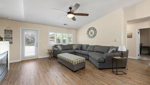 Relaxing 4BR 2BA Sleeps 8 Family Friendly - Photo 3