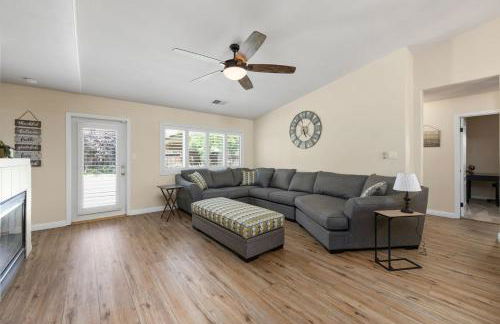 Relaxing 4BR 2BA Sleeps 8 Family Friendly - Photo 3