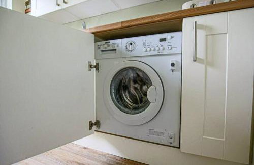 Lowndes House - Close to City Centre - Garden, Free Parking and Smart TV by Yoko Property - Foto 14