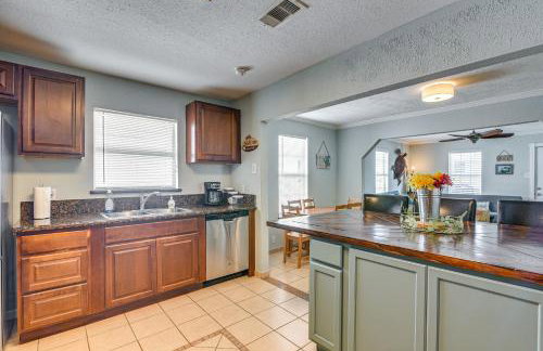 Less Than 1 Mi to Beach! Family-Friendly Galveston Home - Foto 10