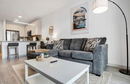 Pool with Free Covered Parking and Washer & Dryer in Unit - Foto 11