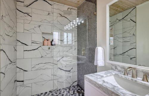 Dockside getaway with hot tub & dock - Foto 16