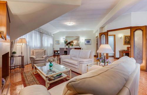 The Elegant Penthouse - Ampio Attico con Posto Auto - Foto 7