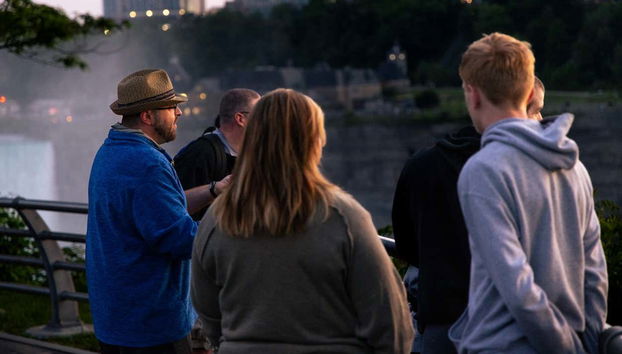Le groupe attentif aux explications du guide