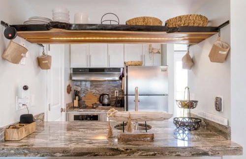 Stunning Ocean Views STEPS from the Beach with Pool! Fabulous 4th Floor Studio! - Foto 10