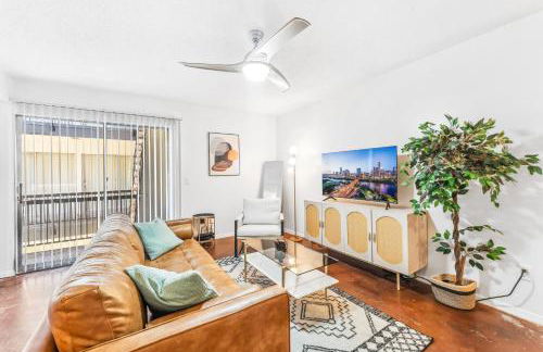 Heart of SoCo 2BR and 1BR King Suites with Free Parking, Pool, and Laundry Center - Foto 7