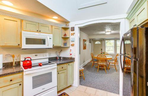 Relax Fireside! Frankfort Apt Near Dtwn and Beaches - Photo 10