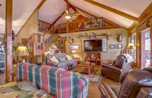 Deck and Fire Pit Waterfront Cabin in Greers Ferry! - Foto 3