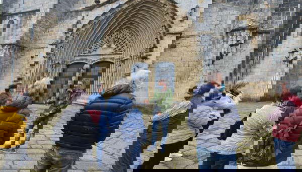 Frente a la Iglesia de Santa María
