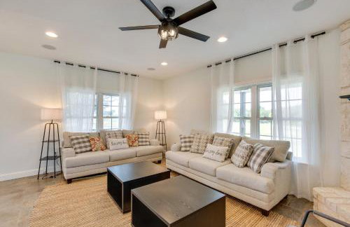 Unwind Fireside Wills Point Gem with Hot Tub and Pond - Foto 2