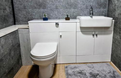 2 Bed Cosy House in London by Zaftastic Stays - Photo 11