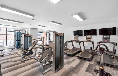 Washer & Dryer with Free Underground Parking with a Pool - Foto 19