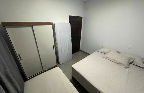 Casa vaga 2 carros ou caminhonete, 2 quartos, espaçosa, completa para 8 pessoas - Foto 17