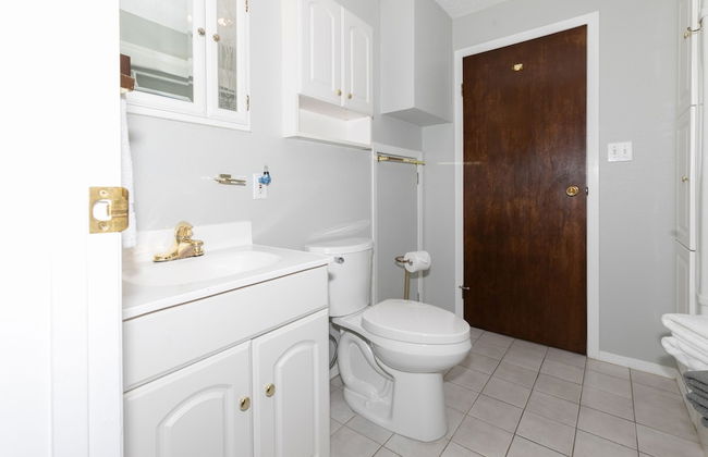 Dream 4-Br 4-Ba Chalet | Private Hot Tub | 2 min to Jasper National Park Gates - Photo 22