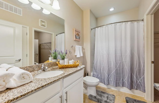 Stylish 1 BR Apartment w Movie Theater - Photo 30