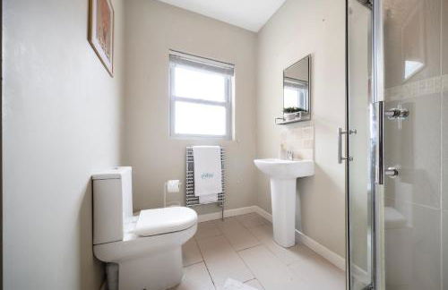 4 bedroom home with Garden, Game room, Parking- Esho Stays - Foto 13