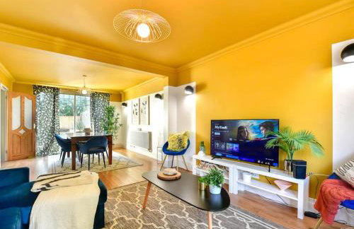 Stylish 3 Bed Home with Parking! - Photo 35